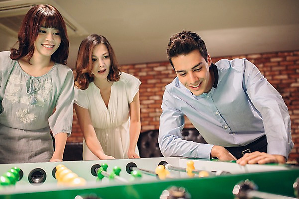 포토 JPG 백인 여자 남자 놀이 실내 미소 상반신 20대 성인 앞모습 세명 친구 한국인 게임 선술집 축구게임 청년만 성인만 국내포토 서양인 뷰포인트 관계 표정 사람 동양인 청년 내부 술집 파일형식