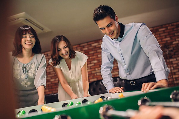 포토 JPG 백인 여자 남자 놀이 실내 미소 상반신 20대 성인 앞모습 세명 친구 한국인 게임 선술집 축구게임 청년만 성인만 국내포토 서양인 뷰포인트 관계 표정 사람 동양인 청년 내부 술집 파일형식