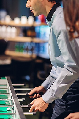 포토 JPG 백인 남자 놀이 실내 한명 상반신 20대 성인 옆모습 게임 선술집 축구게임 국내포토 서양인 1 뷰포인트 사람 청년 내부 술집 파일형식