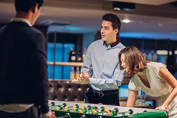 포토 JPG 백인 여자 남자 놀이 실내 상반신 20대 성인 앞모습 뒷모습 세명 친구 한국인 게임 선술집 축구게임 청년만 성인만 국내포토 서양인 뷰포인트 관계 사람 동양인 청년 내부 술집 파일형식