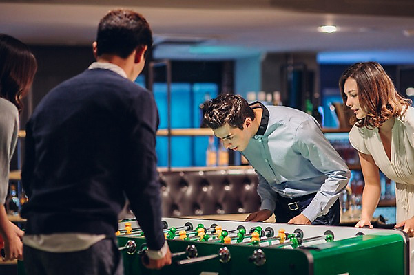 포토 JPG 백인 여자 남자 놀이 실내 여러명 상반신 20대 성인 친구 한국인 선술집 축구게임 청년만 성인만 국내포토 서양인 다수 관계 사람 동양인 청년 내부 게임 술집 파일형식