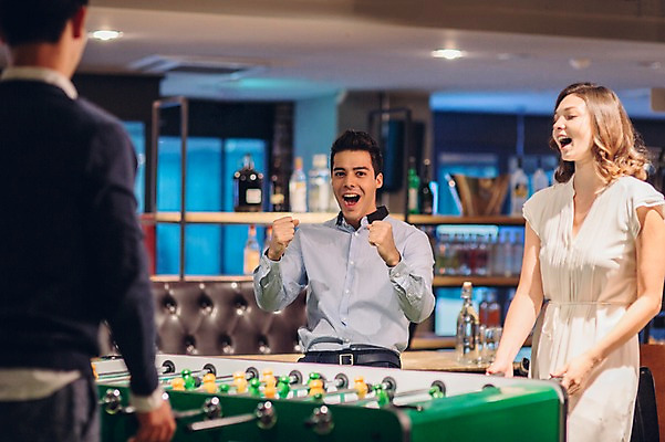 포토 JPG 백인 여자 남자 놀이 실내 웃음 상반신 20대 성인 세명 친구 놀람 주먹 기쁨 한국인 게임 선술집 축구게임 청년만 성인만 국내포토 서양인 감정 관계 모션 표정 사람 동양인 청년 내부 술집 파일형식