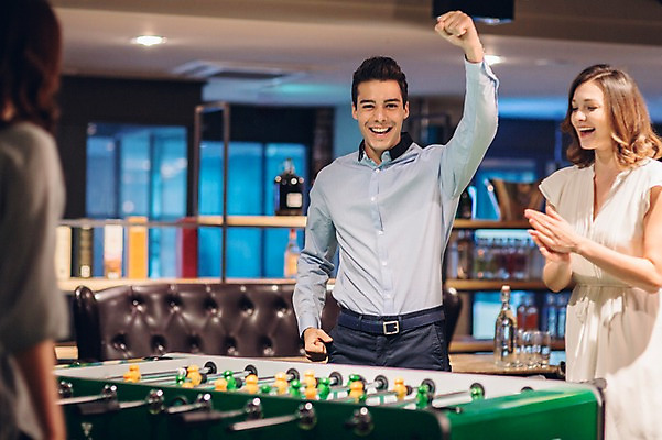 포토 JPG 백인 여자 남자 놀이 실내 미소 상반신 20대 성인 앞모습 세명 친구 손들기 주먹 기쁨 한국인 게임 선술집 박수 축구게임 청년만 성인만 국내포토 서양인 감정 뷰포인트 관계 모션 표정 사람 동양인 손짓 청년 내부 술집 파일형식