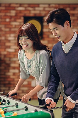 포토 JPG 백인 여자 남자 놀이 실내 미소 상반신 20대 성인 두명 친구 한국인 선술집 축구게임 청년만 성인만 국내포토 서양인 관계 표정 사람 동양인 청년 내부 게임 술집 파일형식