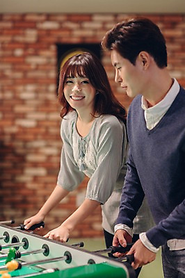 포토 JPG 백인 여자 남자 놀이 실내 미소 상반신 20대 성인 두명 친구 한국인 선술집 축구게임 청년만 성인만 국내포토 서양인 관계 표정 사람 동양인 청년 내부 게임 술집 파일형식