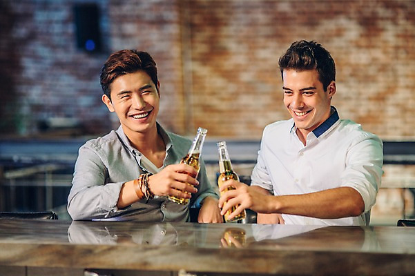 포토 JPG 백인 남자 맥주 병맥주 실내 미소 상반신 20대 성인 두명 앞모습 친구 한국인 바 선술집 건배 성인남자만 청년남자만 국내포토 서양인 뷰포인트 관계 주류 표정 사람 동양인 청년 내부 술집 남자만 청년만 성인만 파일형식