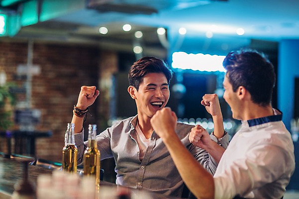 포토 JPG 백인 남자 맥주 병맥주 실내 웃음 상반신 20대 성인 두명 친구 마주보기 파이팅 주먹 한국인 바 선술집 성인남자만 청년남자만 국내포토 서양인 관계 모션 주류 표정 사람 동양인 청년 내부 술집 남자만 청년만 성인만 파일형식