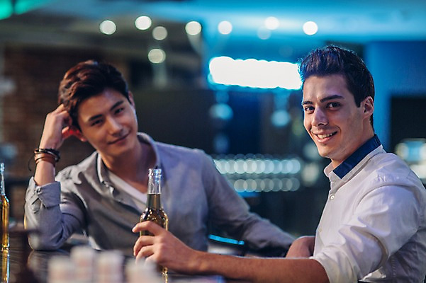 포토 JPG 백인 남자 맥주 병맥주 실내 상반신 20대 성인 두명 앞모습 옆모습 친구 한국인 바 선술집 성인남자만 청년남자만 국내포토 서양인 뷰포인트 관계 주류 사람 동양인 청년 내부 술집 남자만 청년만 성인만 파일형식