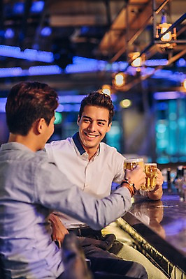 포토 JPG 백인 남자 생맥주 실내 미소 상반신 20대 성인 두명 앞모습 옆모습 친구 한국인 바 선술집 맥주잔 성인남자만 청년남자만 국내포토 서양인 뷰포인트 술잔 관계 맥주 표정 사람 동양인 청년 내부 술집 남자만 청년만 성인만 파일형식