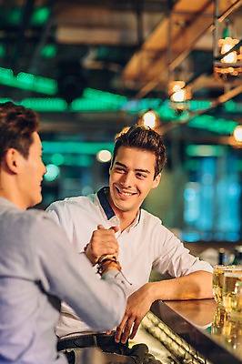 포토 JPG 백인 남자 생맥주 실내 미소 상반신 20대 성인 두명 앞모습 옆모습 친구 손잡기 한국인 바 선술집 맥주잔 성인남자만 청년남자만 국내포토 서양인 뷰포인트 술잔 관계 모션 맥주 표정 사람 동양인 청년 내부 술집 남자만 청년만 성인만 파일형식