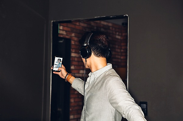 포토 JPG 남자 실내 한명 상반신 20대 성인 옆모습 스마트폰 헤드폰 어둠 한국인 셀프카메라 DJ 클럽 디제잉 디제잉기계 청년남자한명만 성인남자한명만 국내포토 1 뷰포인트 음향기기 사람 동양인 청년 내부 핸드폰 스마트기기 사진촬영 남자한명만 성인남자만 청년남자만 파일형식