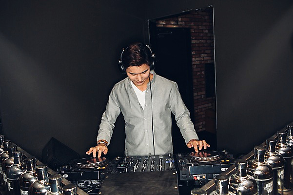 포토 JPG 남자 실내 한명 상반신 20대 성인 앞모습 헤드폰 어둠 한국인 DJ 클럽 디제잉 디제잉기계 청년남자한명만 성인남자한명만 국내포토 1 뷰포인트 음향기기 사람 동양인 청년 내부 남자한명만 성인남자만 청년남자만 파일형식