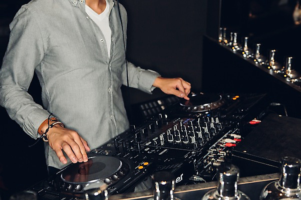 포토 JPG 남자 실내 한명 상반신 20대 성인 어둠 한국인 DJ 클럽 디제잉 디제잉기계 청년남자한명만 성인남자한명만 국내포토 1 사람 동양인 청년 내부 남자한명만 성인남자만 청년남자만 파일형식