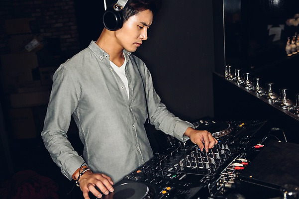 포토 JPG 남자 실내 한명 상반신 20대 성인 헤드폰 어둠 한국인 DJ 클럽 디제잉 디제잉기계 청년남자한명만 성인남자한명만 국내포토 1 음향기기 사람 동양인 청년 내부 남자한명만 성인남자만 청년남자만 파일형식