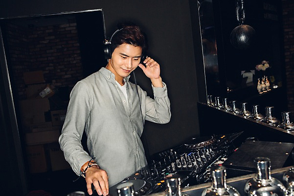 포토 JPG 남자 실내 한명 상반신 20대 성인 헤드폰 어둠 한국인 DJ 클럽 디제잉 디제잉기계 청년남자한명만 성인남자한명만 국내포토 1 음향기기 사람 동양인 청년 내부 남자한명만 성인남자만 청년남자만 파일형식