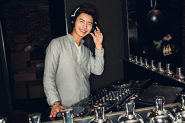 포토 JPG 남자 실내 한명 미소 상반신 20대 성인 헤드폰 어둠 한국인 DJ 클럽 디제잉 디제잉기계 청년남자한명만 성인남자한명만 국내포토 1 음향기기 표정 사람 동양인 청년 내부 남자한명만 성인남자만 청년남자만 파일형식