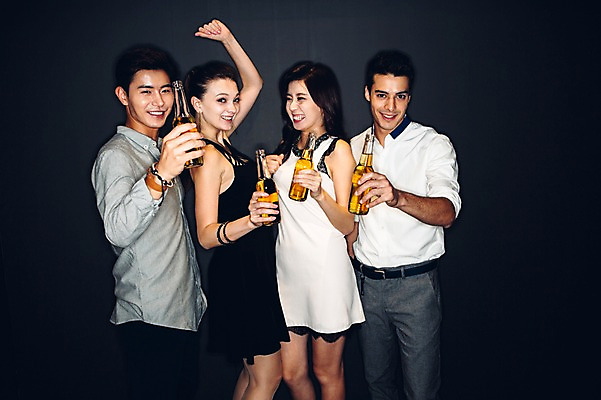 포토 JPG 백인 원피스 여자 남자 와이셔츠 맥주 병맥주 실내 서기 미소 여러명 상반신 20대 성인 앞모습 옆모습 친구 손들기 어둠 한국인 춤 클럽 청년만 성인만 국내포토 서양인 옷 뷰포인트 다수 셔츠 관계 모션 문화예술 주류 표정 사람 동양인 청년 내부 파일형식