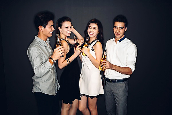 포토 JPG 백인 원피스 여자 남자 와이셔츠 맥주 병맥주 실내 서기 미소 여러명 상반신 20대 성인 앞모습 옆모습 친구 어둠 한국인 춤 클럽 청년만 성인만 국내포토 서양인 옷 뷰포인트 다수 셔츠 관계 모션 문화예술 주류 표정 사람 동양인 청년 내부 파일형식