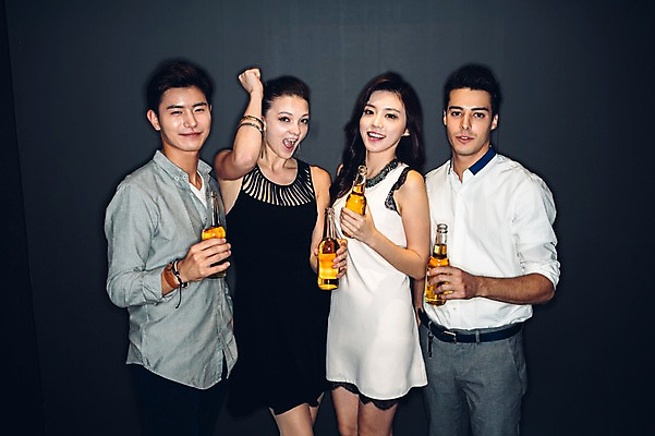 포토 JPG 백인 원피스 여자 남자 와이셔츠 맥주 병맥주 실내 서기 여러명 상반신 20대 성인 앞모습 친구 어둠 한국인 춤 클럽 청년만 성인만 국내포토 서양인 옷 뷰포인트 다수 셔츠 관계 모션 문화예술 주류 사람 동양인 청년 내부 파일형식