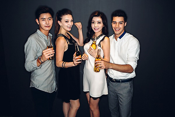 포토 JPG 백인 원피스 여자 남자 와이셔츠 맥주 병맥주 실내 서기 미소 여러명 상반신 20대 성인 앞모습 옆모습 친구 어둠 한국인 춤 클럽 청년만 성인만 국내포토 서양인 옷 뷰포인트 다수 셔츠 관계 모션 문화예술 주류 표정 사람 동양인 청년 내부 파일형식