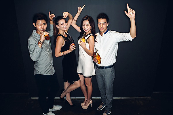 포토 JPG 전신 백인 원피스 여자 남자 와이셔츠 맥주 병맥주 실내 서기 여러명 20대 성인 앞모습 옆모습 친구 어둠 한국인 마시기 춤 클럽 청년만 성인만 국내포토 서양인 옷 뷰포인트 다수 셔츠 관계 모션 문화예술 주류 사람 동양인 청년 내부 파일형식