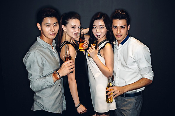 포토 JPG 백인 원피스 여자 남자 와이셔츠 맥주 병맥주 실내 서기 미소 여러명 상반신 20대 성인 옆모습 친구 어둠 한국인 클럽 청년만 성인만 국내포토 서양인 옷 뷰포인트 다수 셔츠 관계 모션 주류 표정 사람 동양인 청년 내부 파일형식