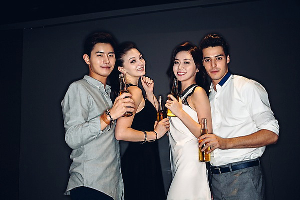 포토 JPG 백인 원피스 여자 남자 와이셔츠 맥주 병맥주 실내 서기 미소 여러명 상반신 20대 성인 옆모습 친구 어둠 한국인 클럽 청년만 성인만 국내포토 서양인 옷 뷰포인트 다수 셔츠 관계 모션 주류 표정 사람 동양인 청년 내부 파일형식