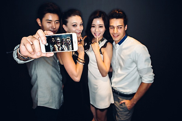 포토 JPG 백인 원피스 여자 남자 와이셔츠 실내 서기 여러명 상반신 20대 성인 옆모습 친구 어둠 한국인 셀프카메라 클럽 청년만 성인만 국내포토 서양인 옷 뷰포인트 다수 셔츠 관계 모션 사람 동양인 청년 내부 사진촬영 파일형식