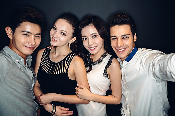 포토 JPG 백인 원피스 여자 남자 와이셔츠 맥주 병맥주 실내 서기 미소 여러명 상반신 20대 성인 옆모습 친구 어둠 한국인 클럽 청년만 성인만 국내포토 서양인 옷 뷰포인트 다수 셔츠 관계 모션 주류 표정 사람 동양인 청년 내부 파일형식