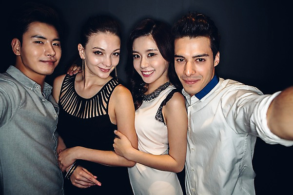 포토 JPG 백인 원피스 여자 남자 와이셔츠 맥주 병맥주 실내 서기 미소 여러명 상반신 20대 성인 옆모습 친구 어둠 한국인 클럽 청년만 성인만 국내포토 서양인 옷 뷰포인트 다수 셔츠 관계 모션 주류 표정 사람 동양인 청년 내부 파일형식