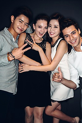 포토 JPG 백인 원피스 여자 남자 와이셔츠 안기 맥주 병맥주 실내 서기 미소 여러명 상반신 20대 성인 앞모습 옆모습 친구 어둠 한국인 엄지손가락 최고 클럽 브이 청년만 성인만 국내포토 서양인 옷 뷰포인트 다수 셔츠 손가락 관계 모션 주류 표정 사람 동양인 손짓 청년 내부 파일형식