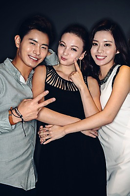 포토 JPG 백인 원피스 여자 남자 와이셔츠 안기 맥주 병맥주 실내 서기 미소 여러명 상반신 20대 성인 앞모습 옆모습 친구 어둠 한국인 클럽 브이 청년만 성인만 국내포토 서양인 옷 뷰포인트 다수 셔츠 관계 모션 주류 표정 사람 동양인 손짓 청년 내부 파일형식