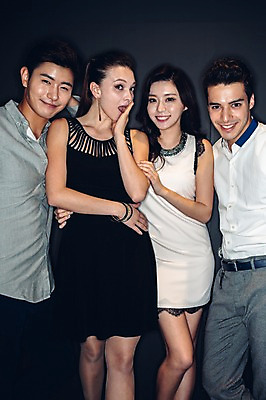 포토 JPG 백인 원피스 여자 남자 와이셔츠 맥주 병맥주 실내 서기 미소 여러명 상반신 20대 성인 앞모습 옆모습 친구 어둠 한국인 클럽 청년만 성인만 국내포토 서양인 옷 뷰포인트 다수 셔츠 관계 모션 주류 표정 사람 동양인 청년 내부 파일형식