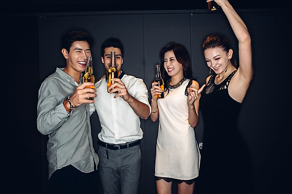 포토 JPG 백인 원피스 여자 남자 와이셔츠 맥주 병맥주 실내 서기 미소 여러명 상반신 20대 성인 앞모습 옆모습 친구 어둠 한국인 춤 클럽 청년만 성인만 국내포토 서양인 옷 뷰포인트 다수 셔츠 관계 모션 문화예술 주류 표정 사람 동양인 청년 내부 파일형식