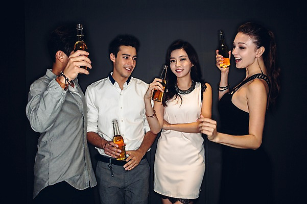 포토 JPG 백인 원피스 여자 남자 와이셔츠 맥주 병맥주 실내 서기 미소 여러명 상반신 20대 성인 앞모습 옆모습 친구 어둠 한국인 춤 클럽 청년만 성인만 국내포토 서양인 옷 뷰포인트 다수 셔츠 관계 모션 문화예술 주류 표정 사람 동양인 청년 내부 파일형식