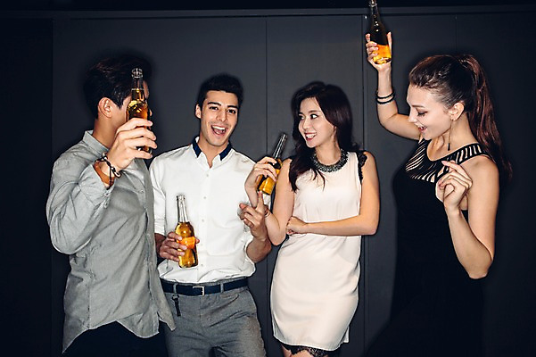 포토 JPG 백인 원피스 여자 남자 와이셔츠 맥주 병맥주 실내 서기 미소 여러명 상반신 20대 성인 앞모습 옆모습 친구 어둠 한국인 춤 클럽 청년만 성인만 국내포토 서양인 옷 뷰포인트 다수 셔츠 관계 모션 문화예술 주류 표정 사람 동양인 청년 내부 파일형식