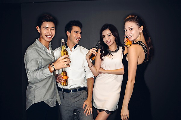포토 JPG 백인 원피스 여자 남자 와이셔츠 맥주 병맥주 실내 서기 미소 여러명 상반신 20대 성인 앞모습 옆모습 친구 어둠 한국인 클럽 청년만 성인만 국내포토 서양인 옷 뷰포인트 다수 셔츠 관계 모션 주류 표정 사람 동양인 청년 내부 파일형식