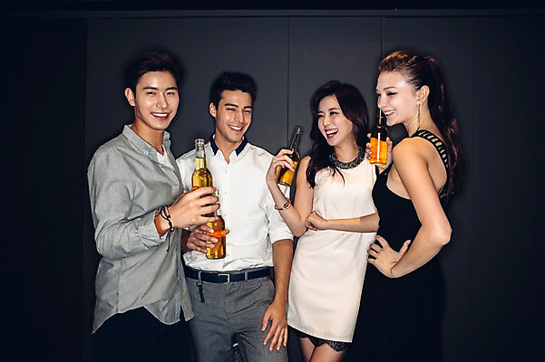 포토 JPG 백인 원피스 여자 남자 와이셔츠 맥주 병맥주 실내 서기 미소 여러명 상반신 20대 성인 앞모습 옆모습 친구 어둠 한국인 클럽 청년만 성인만 국내포토 서양인 옷 뷰포인트 다수 셔츠 관계 모션 주류 표정 사람 동양인 청년 내부 파일형식