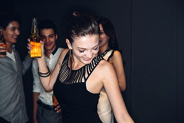 포토 JPG 백인 원피스 여자 남자 와이셔츠 맥주 병맥주 실내 서기 미소 여러명 상반신 20대 성인 앞모습 옆모습 친구 어둠 한국인 춤 클럽 청년만 성인만 국내포토 서양인 옷 뷰포인트 다수 셔츠 관계 모션 문화예술 주류 표정 사람 동양인 청년 내부 파일형식