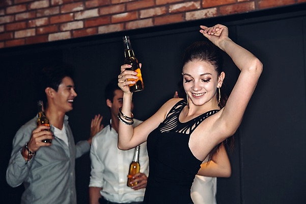 포토 JPG 백인 원피스 여자 남자 와이셔츠 맥주 병맥주 실내 서기 미소 여러명 상반신 20대 성인 앞모습 옆모습 친구 어둠 한국인 춤 클럽 청년만 성인만 국내포토 서양인 옷 뷰포인트 다수 셔츠 관계 모션 문화예술 주류 표정 사람 동양인 청년 내부 파일형식