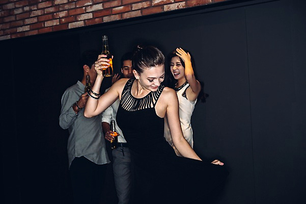 포토 JPG 백인 원피스 여자 남자 와이셔츠 맥주 병맥주 실내 서기 미소 여러명 상반신 20대 성인 앞모습 친구 어둠 한국인 춤 클럽 청년만 성인만 국내포토 서양인 옷 뷰포인트 다수 셔츠 관계 모션 문화예술 주류 표정 사람 동양인 청년 내부 파일형식