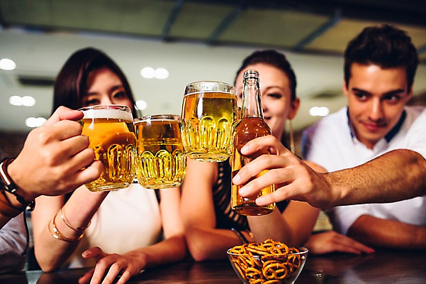 포토 JPG 백인 손 여자 남자 병맥주 생맥주 실내 여러명 상반신 20대 성인 신체부위 친구 한국인 바 선술집 건배 맥주잔 국내포토 서양인 다수 술잔 관계 맥주 사람 동양인 청년 내부 술집 파일형식