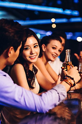 포토 JPG 백인 여자 남자 병맥주 실내 미소 여러명 상반신 20대 성인 친구 한국인 바 선술집 청년만 성인만 국내포토 서양인 다수 관계 맥주 표정 사람 동양인 청년 내부 술집 파일형식