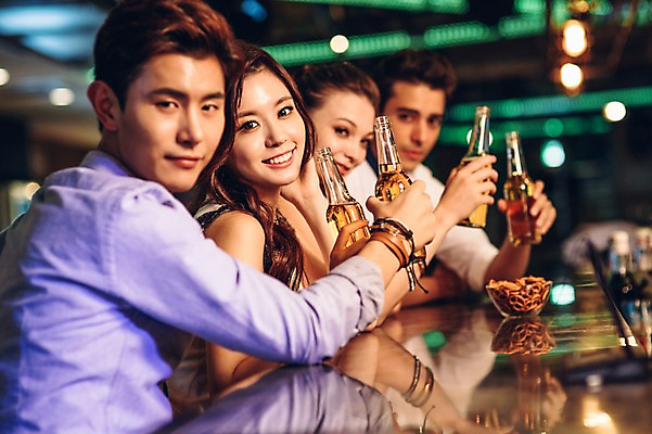 포토 JPG 백인 여자 남자 병맥주 실내 미소 여러명 상반신 20대 성인 친구 한국인 바 선술집 청년만 성인만 국내포토 서양인 다수 관계 맥주 표정 사람 동양인 청년 내부 술집 파일형식