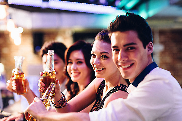 포토 JPG 백인 여자 남자 병맥주 실내 미소 여러명 상반신 20대 성인 친구 한국인 바 선술집 청년만 성인만 국내포토 서양인 다수 관계 맥주 표정 사람 동양인 청년 내부 술집 파일형식