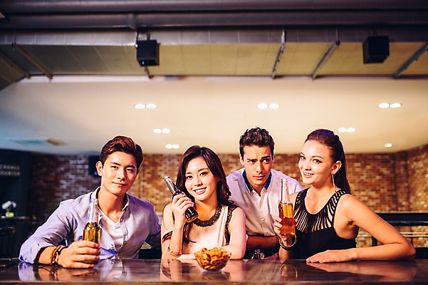 포토 JPG 백인 여자 남자 병맥주 실내 미소 여러명 상반신 20대 성인 앞모습 친구 한국인 바 선술집 안주 청년만 성인만 국내포토 서양인 뷰포인트 다수 관계 맥주 표정 사람 동양인 청년 내부 술집 파일형식