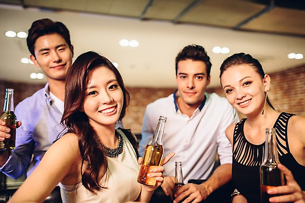 포토 JPG 백인 여자 남자 병맥주 실내 미소 여러명 상반신 20대 성인 앞모습 친구 한국인 바 선술집 청년만 성인만 국내포토 서양인 뷰포인트 다수 관계 맥주 표정 사람 동양인 청년 내부 술집 파일형식