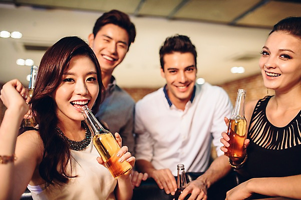 포토 JPG 백인 여자 남자 병맥주 실내 미소 여러명 상반신 20대 성인 앞모습 친구 한국인 바 선술집 청년만 성인만 국내포토 서양인 뷰포인트 다수 관계 맥주 표정 사람 동양인 청년 내부 술집 파일형식