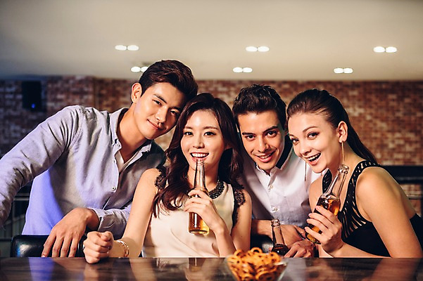 포토 JPG 백인 여자 남자 병맥주 실내 미소 여러명 상반신 20대 성인 앞모습 친구 한국인 바 선술집 안주 청년만 성인만 국내포토 서양인 뷰포인트 다수 관계 맥주 표정 사람 동양인 청년 내부 술집 파일형식