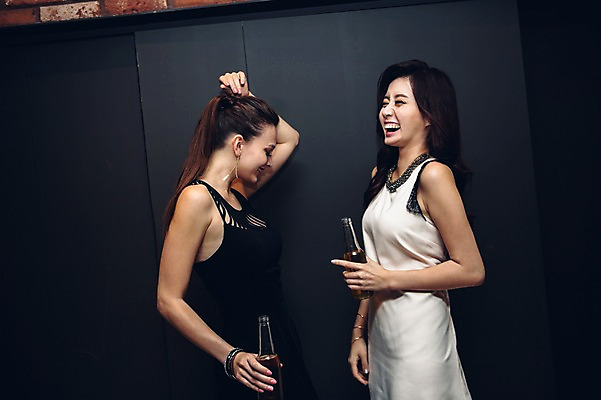 포토 JPG 백인 원피스 여자 병맥주 실내 상반신 20대 성인 두명 옆모습 친구 한국인 춤 클럽 성인여자만 청년여자만 국내포토 서양인 옷 뷰포인트 관계 문화예술 맥주 사람 동양인 청년 내부 여자만 청년만 성인만 파일형식